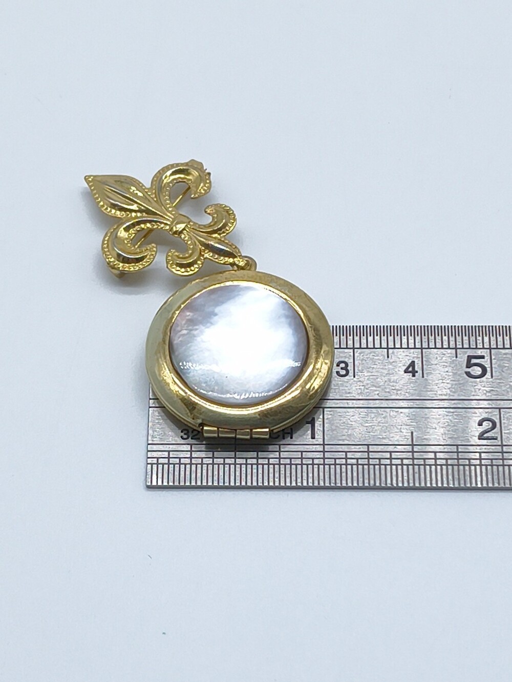 Vintage Mother Of Pearl Fleur De Lis Locket Brooch - Picture 6 of 6